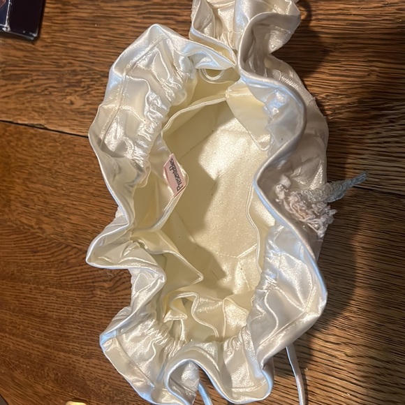 Ivory wedding Paul string bag by Presentables - Picture 2 of 4